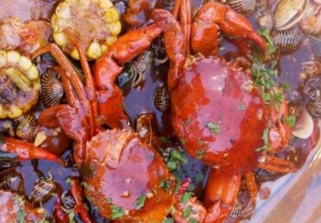 Cara memasak kepiting tumpah dengan saos seafood yang lezat